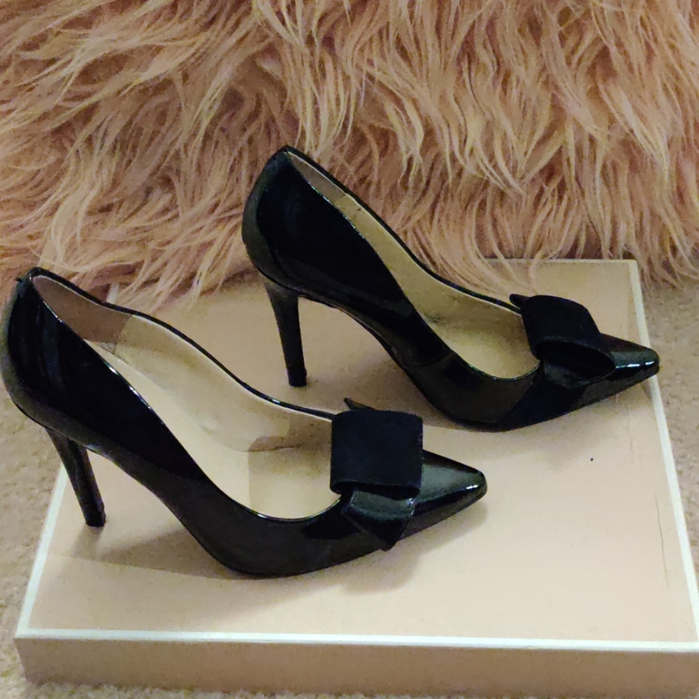 Black pumps with a bow tie
